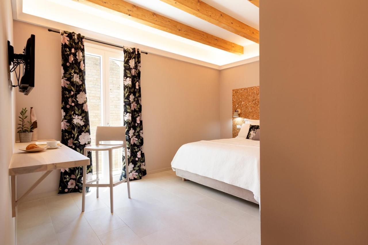 La Via Rooms And Terrace Olbia Esterno foto